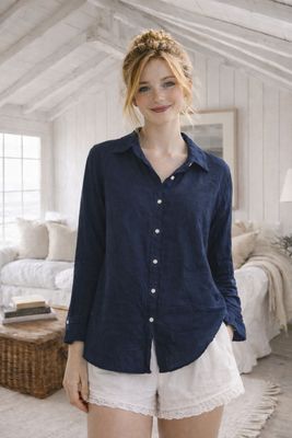 Mörkblå linneskjorta i mjukt linne på modell