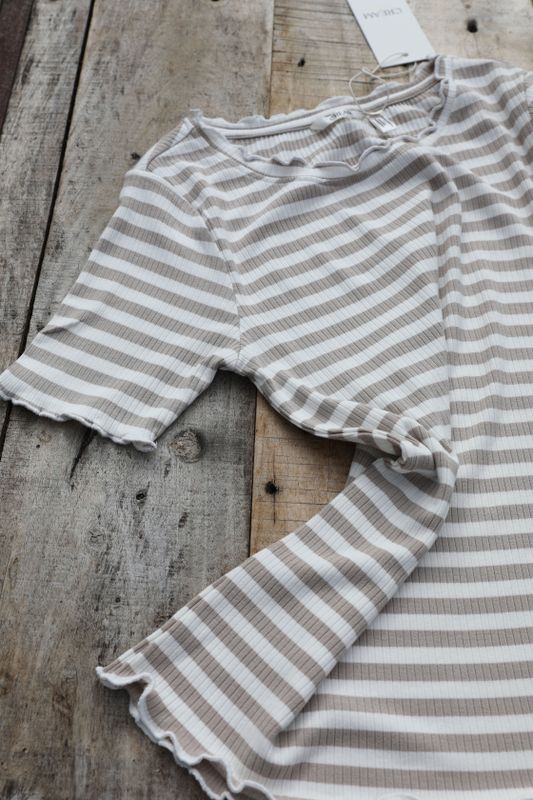 Randig ribbad topp i offwhite och beige med kruskanter