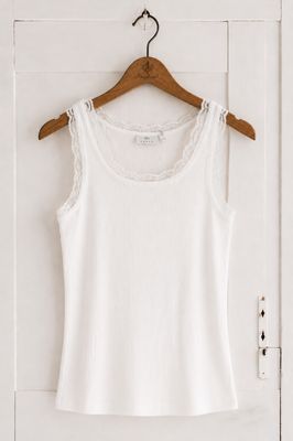Ribbet spidsbluse nr. 2 i cremehvid
