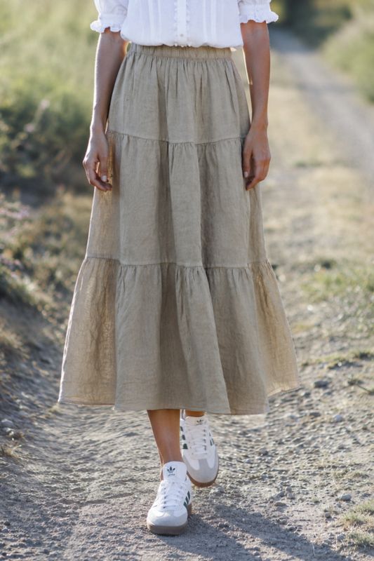 Khaki linnekjol med volanger