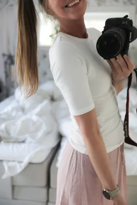 Vit kortärmad baströja i bomullsmodal