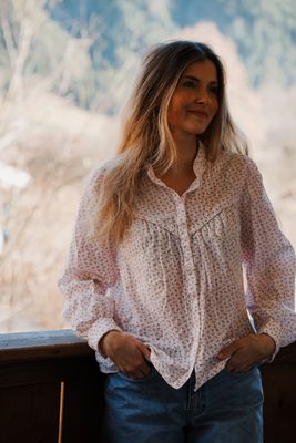 Lantlig blommig skjorta rosa vit