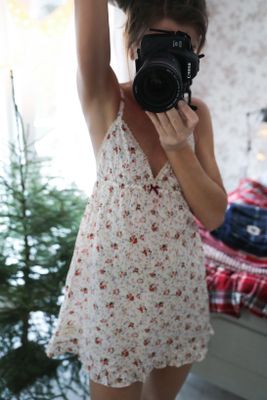 Hanna . R . Blooming – Blommigt nattlinne / underklänning Vildros