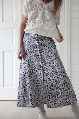 Blommig lång kjol i linne och viskos med knappar