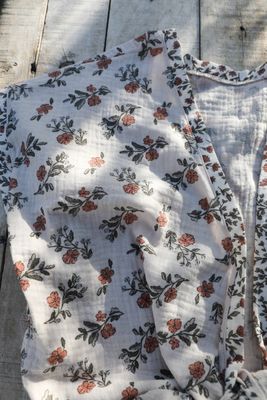 Handgjord blommig omlott-topp