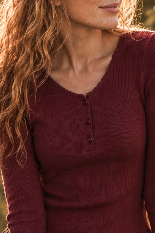 Weinrotes, geripptes Henley-Shirt mit Spitze