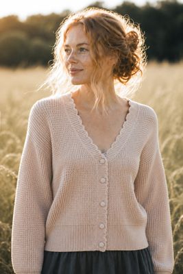 Hilda – stickad kofta i puderbeige