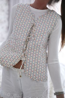 Kviltad väst med gulligt print