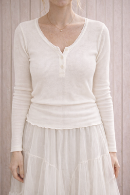 Vit ribbad henleytröja med v-ringning och spets