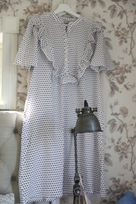 Elsie söt prickig klänning