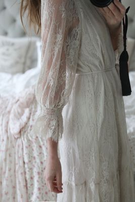 Romantisk spetsklänning grå