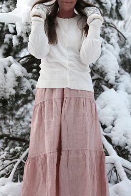 Rosa linnekjol med volanger