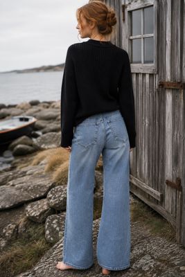 Ljusblå jeans med vida ben