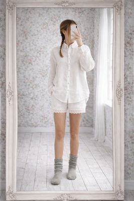 Vit linneskjorta i mjukt linne på modell