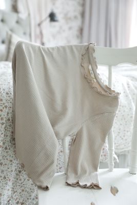 Ribbad top med kruskanter beige