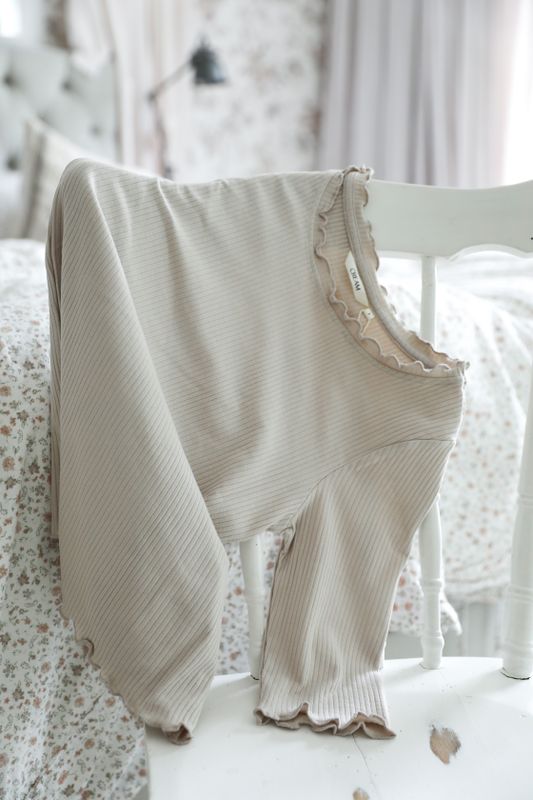 Ribbad top med kruskanter beige