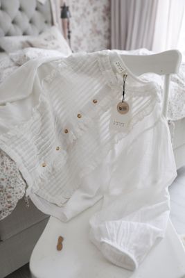 Rar vit blus med gammaldags känsla