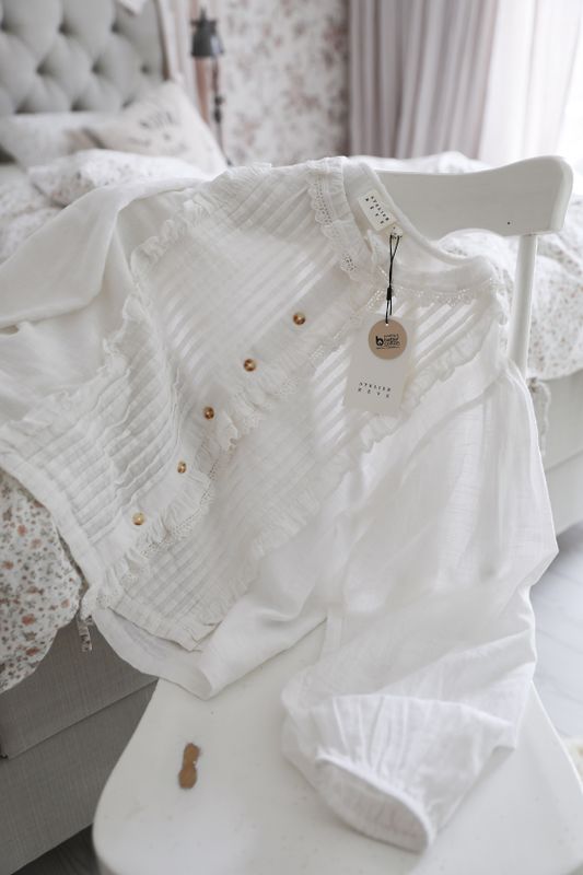 Rar vit blus med gammaldags känsla