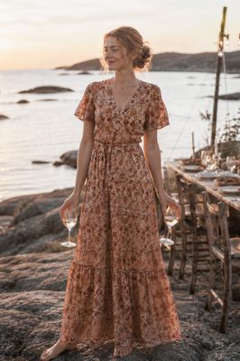 Blommig maxiklänning med guldinslag