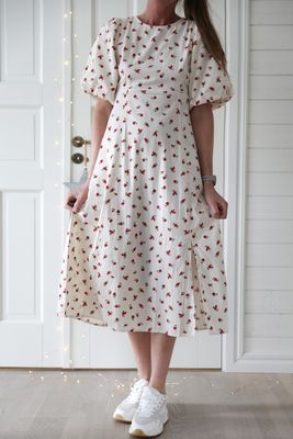 Romantisk klänning med röda rosor