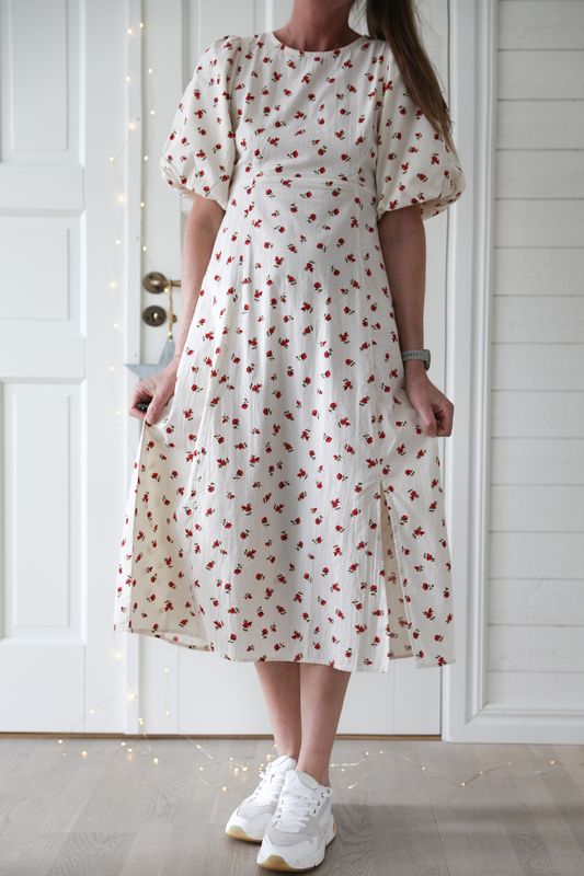 Romantisk klänning med röda rosor