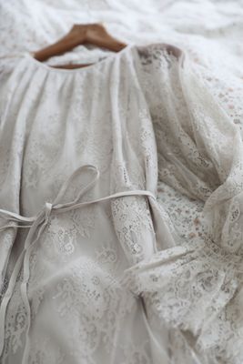 Romantisk spetsklänning grå