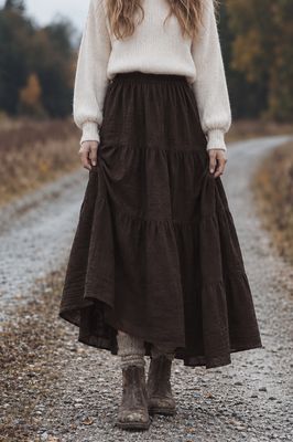 Tummanruskea pellavahame, jossa on volangit