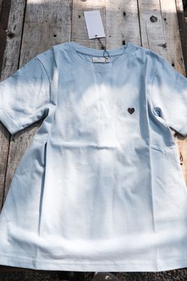 Ljusblå t-shirt med broderat hjärta