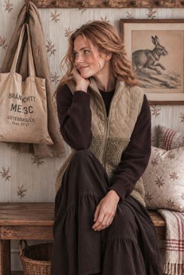 Lantlig teddyväst med manchesterdetaljer beige