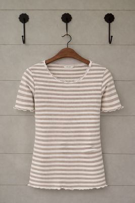 Randig ribbad topp i offwhite och beige med kruskanter