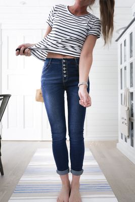 Jeans i favoritmodell mörkblå med knappar