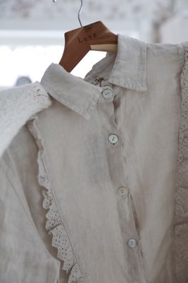 Beige linneskjorta med spetsdetaljer