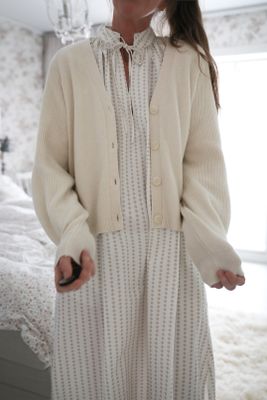 Söt stickad kofta med v-ringning cremevit