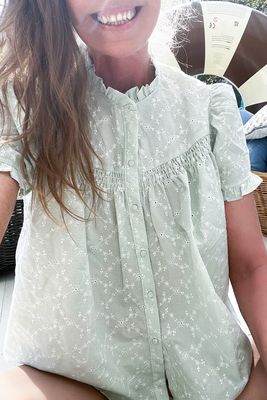 Mintgrön blus med broderi anglaise