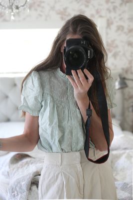 Mintgrön blus med broderi anglaise