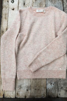 Stickad tröja med offwhite och mjuka aprikosränder