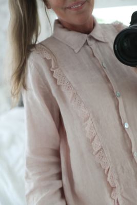 Rosa linneskjorta med spetsdetaljer