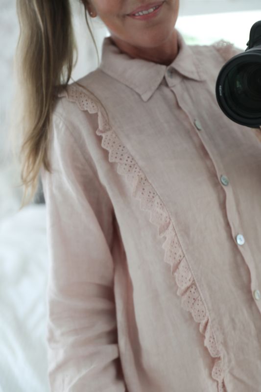 Rosa linneskjorta med spetsdetaljer