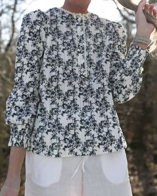 Blommig bomullsblus med spetsdetaljer produktbild