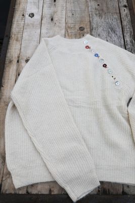 Offwhite stickad tröja med broderade blommor