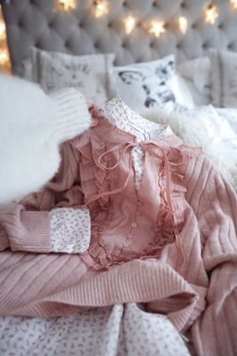 Lantlig blommig skjorta rosa vit