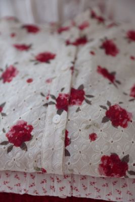 Romantisk skjorta med rosor och broderi anglaise