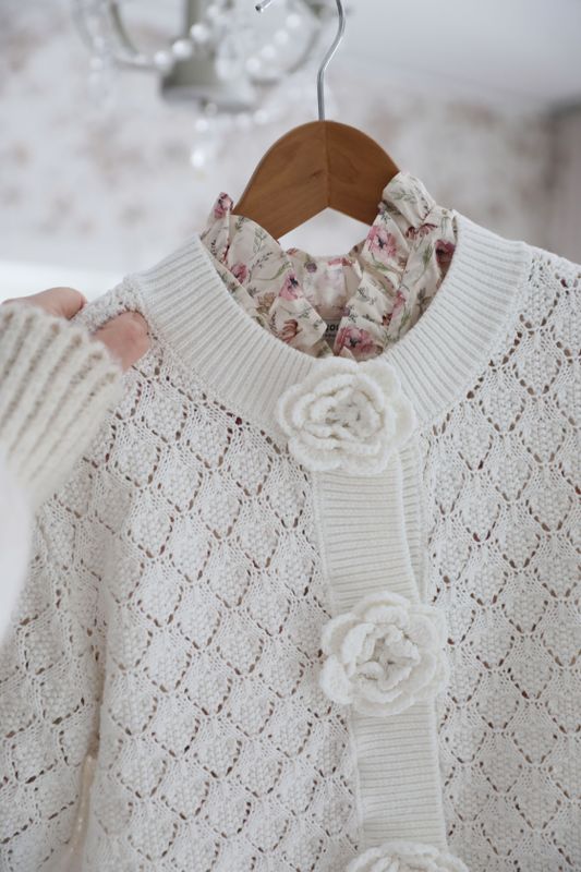 kofta med virkade blonmmor detalj