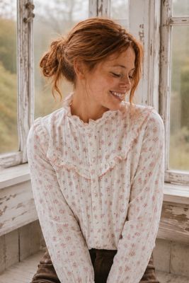 Lantlig blus med rosa blommor