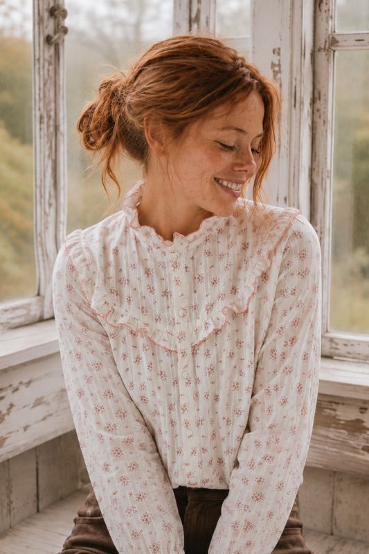 Lantlig blus med rosa blommor