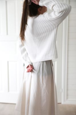 Sommarbris – vit stickad tröja i bomullsblandning