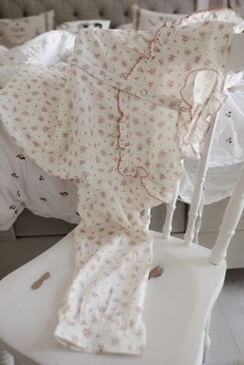 Lantlig blus med rosa blommor