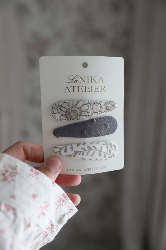 Håndlavede hårspænder i bløde nuancer af gråt, beige og rosa