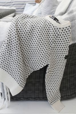 Offwhite-värinen villapaita, jossa on skandinaavinen neulekuvio