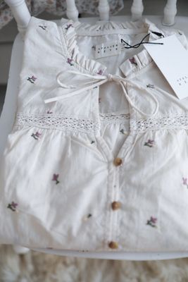 Romantisk skjorta med broderade blommor